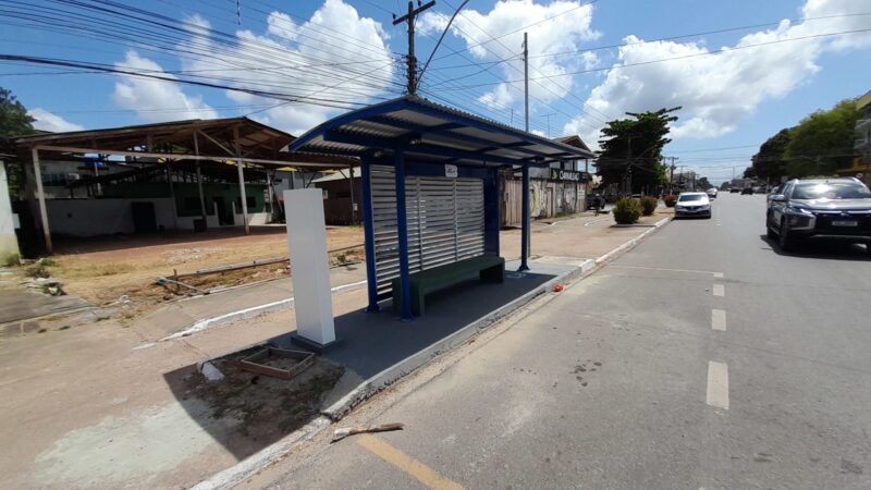 Avanço: Prefeitura de Santana constrói 45 novos abrigos para usuários de coletivos