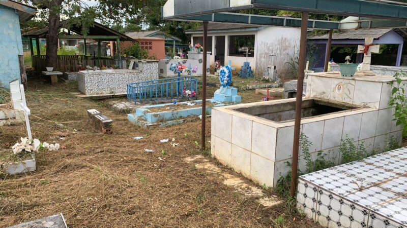 Prefeitura de Santana prepara cemitério para Dia de Finados