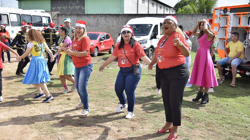 Santana é tomada pelo espírito natalino através de Flash Mob