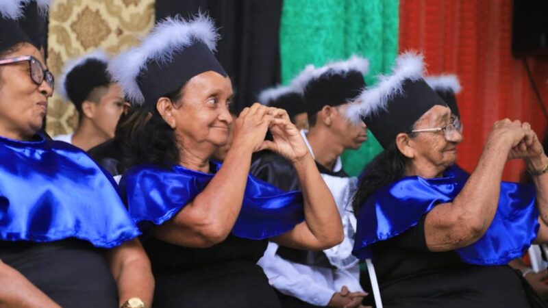 Aposentada que se formou aos 75 anos comemora: “Um grande recomeço na minha vida”