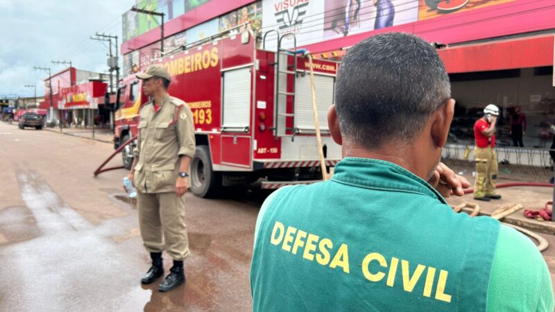 Caminhões-pipa da Prefeitura de Santana ajudam Corpo de Bombeiros em combate à incêndio no centro