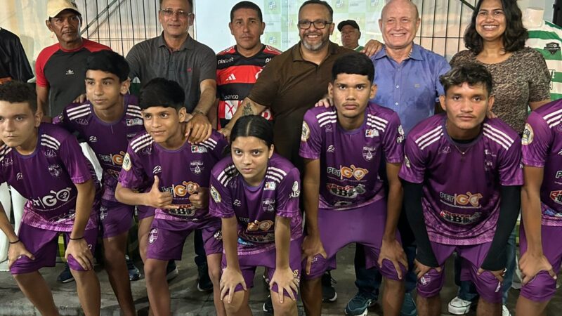 Prefeitura de Santana beneficia 748 jovens atletas santanenses com entrega de itens esportivos