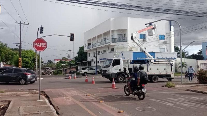 Esquina de grande movimentação em Santana recebe conjunto de semáforos