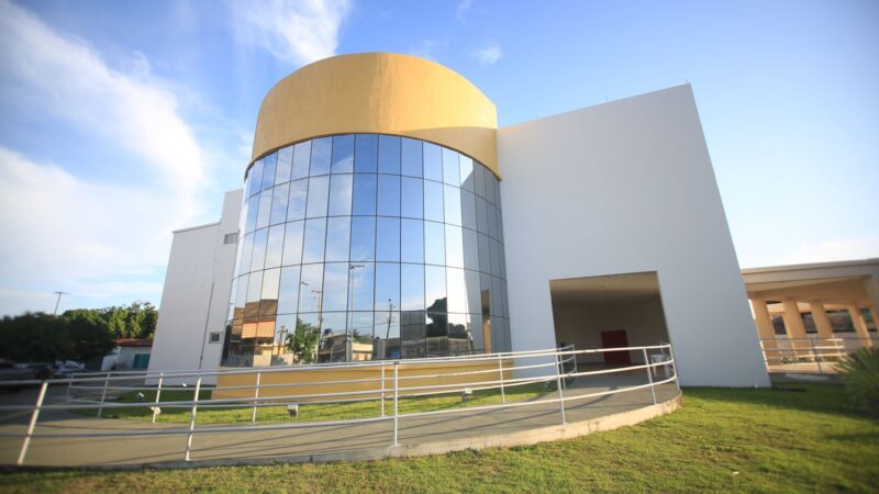 Dois dias de festa cultural: Alcolumbre participa das comemorações na inauguração do Cine Teatro de Santana