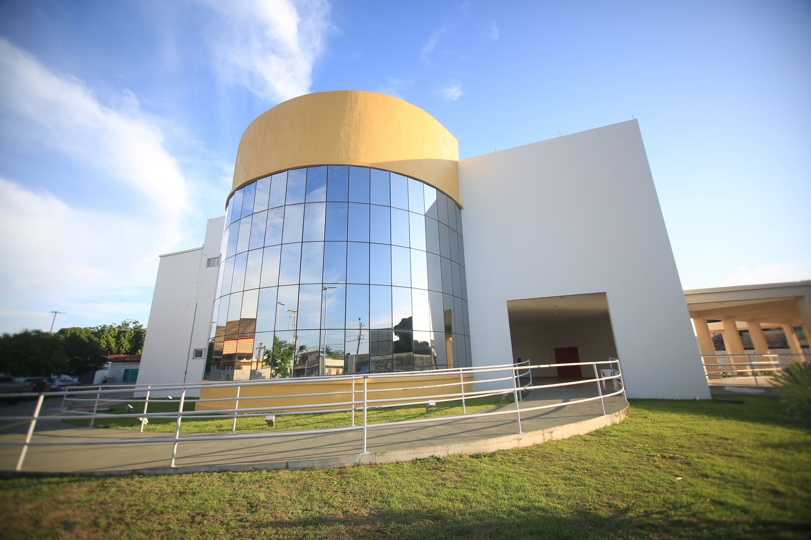 Dois dias de festa cultural: Alcolumbre participa das comemorações na inauguração do Cine Teatro de Santana