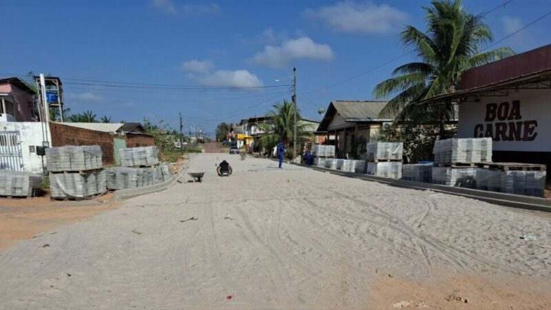 Trecho da Rua Oswaldo Cruz, no Bairro Paraíso, recebe pavimentação em bloquete