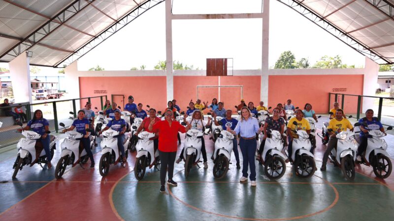 Pedra Branca entrega 50 motos para agentes comunitários de saúde e enfermeiros com emenda do senador Davi Alcolumbre
