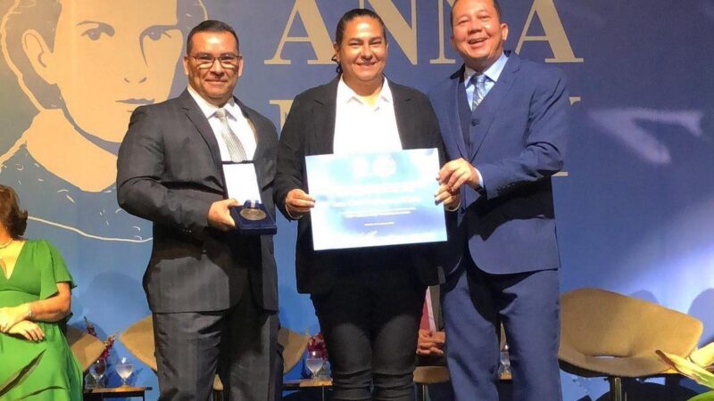 Enfermeira Claudia Pimentel recebe Prêmio Anna Nery por notável atuação na saúde pública