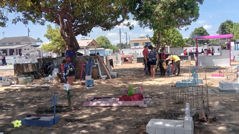 Cemitério de Santana: Dia de Finados é marcado por orações e muitas visitas