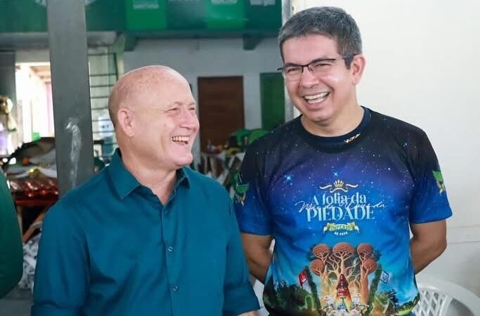 Senador Randolfe entrega veículos para reforçar assistência social de Santana