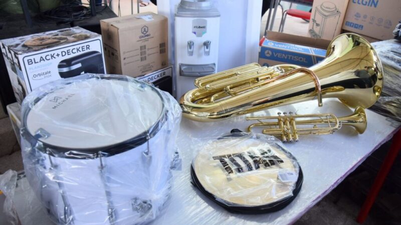 Prefeitura de Santana entregue mais de 7 mil materiais para escolas do município