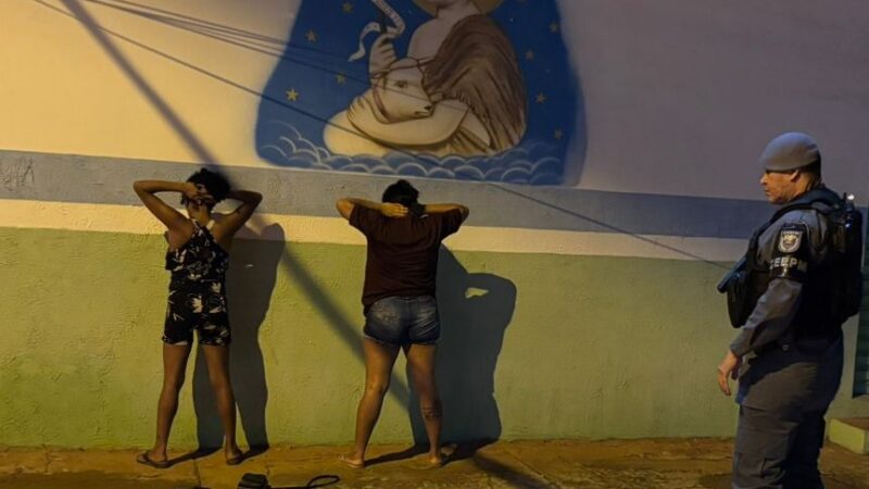 Em Santana: Mulheres ficam nervosas ao avistar viatura e acabam presas com crack