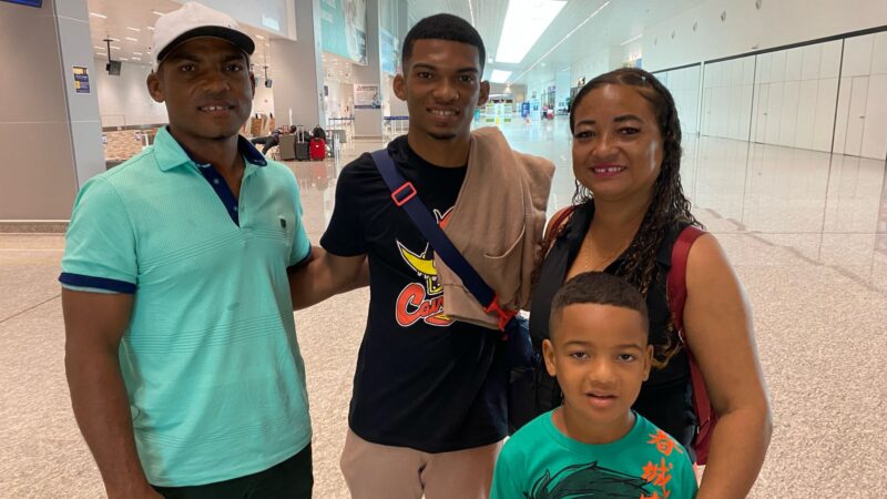 Com apoio do Governo do Amapá, jovem atleta quilombola embarca para peneira no Araucária FC, em Curitiba