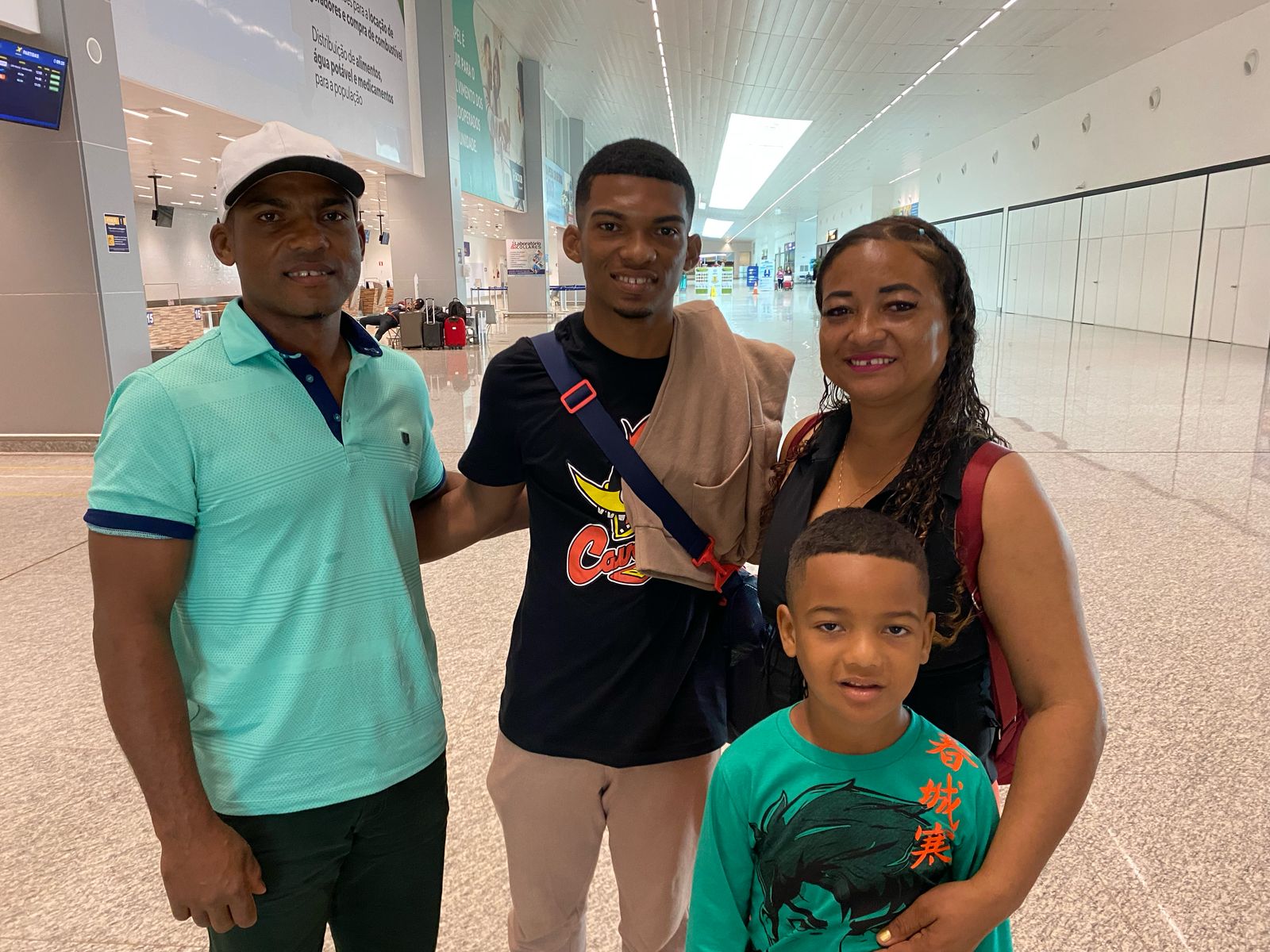 Com apoio do Governo do Amapá, jovem atleta quilombola embarca para peneira no Araucária FC, em Curitiba