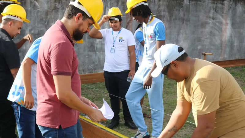Estudantes da Guiana Francesa conhecem a arte da construção naval no bairro Elesbão, em Santana
