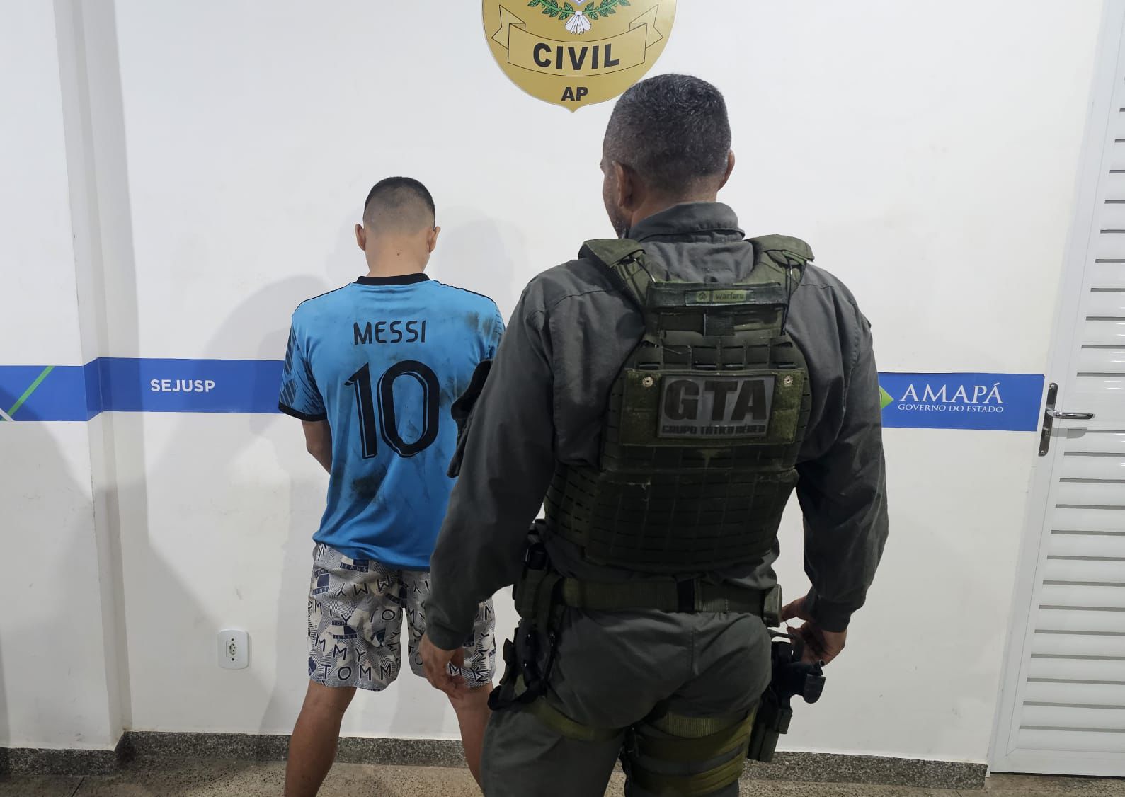 Acusado de executar ex-detento em frente a mercantil é preso em telhado de casa
