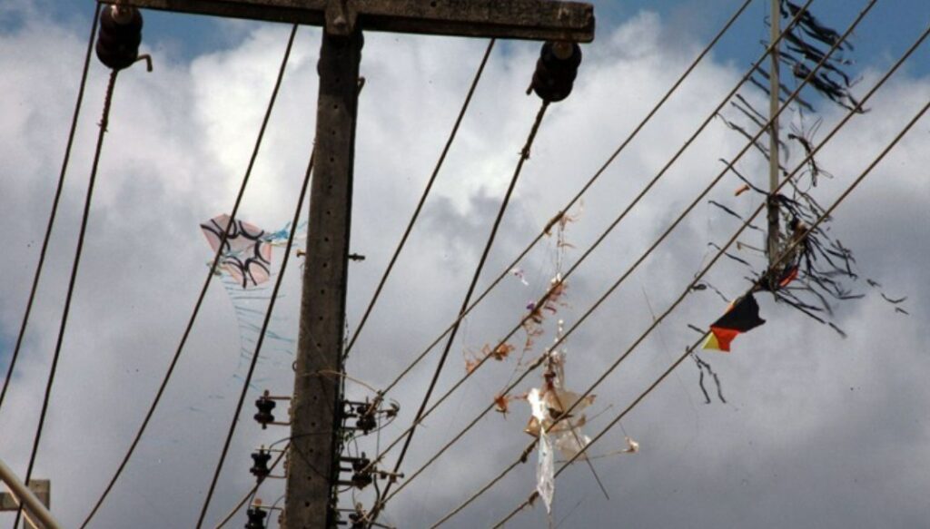 CEA Equatorial orienta clientes quanto ao contato de pipas com a rede elétrica