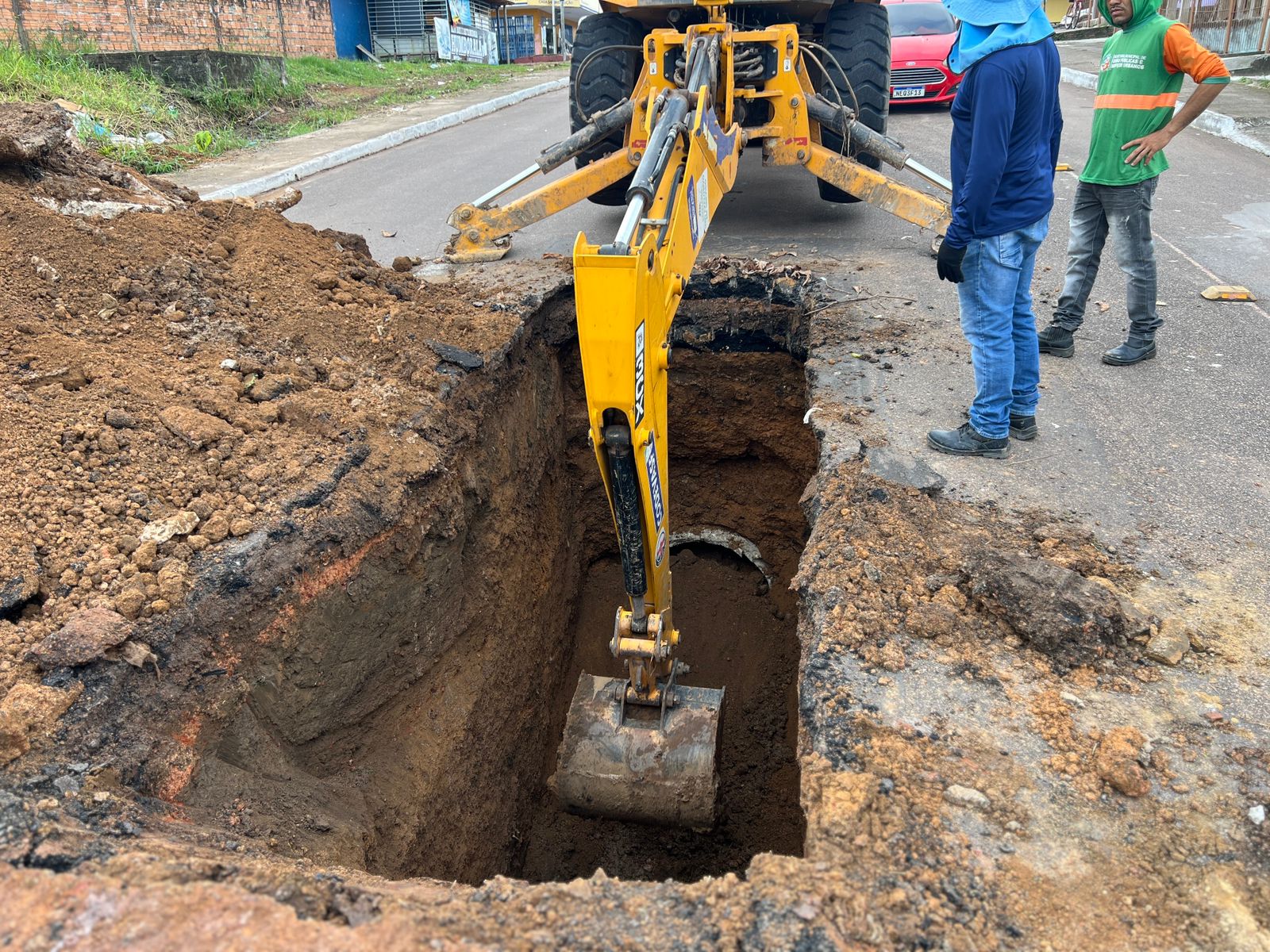 Prefeitura de Santana realiza manutenção emergencial na Av. Princesa Izabel garantindo tráfego seguro