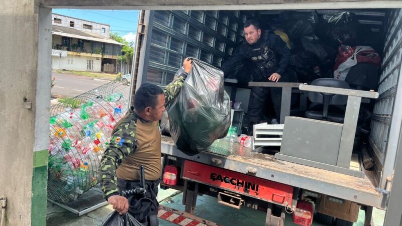 PMS doa garrafas Pet ao Iapen em ação de conscientização ambiental