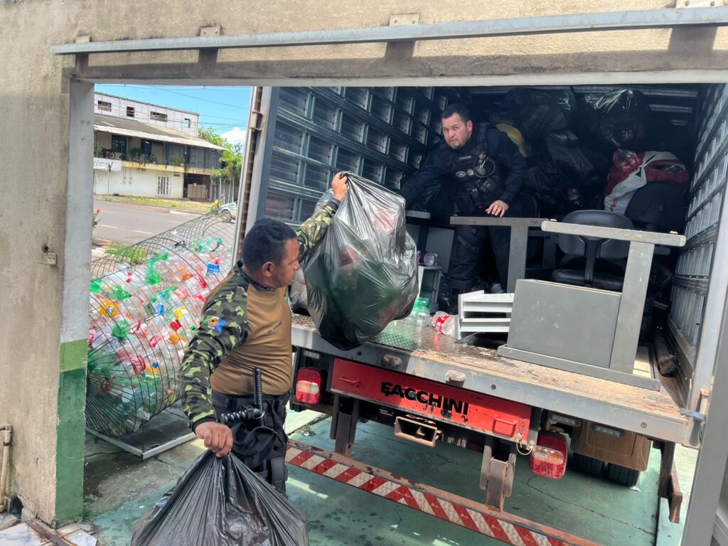 PMS doa garrafas Pet ao Iapen em ação de conscientização ambiental