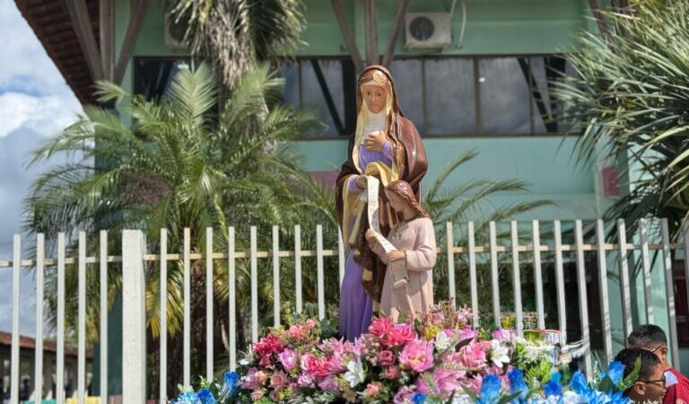 Peregrinação com a imagem de Sant’Ana reúne fiéis em missa solene na PMS