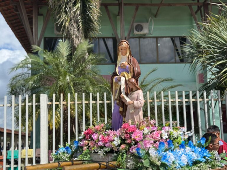 Peregrinação com a imagem de Sant’Ana reúne fiéis em missa solene na PMS