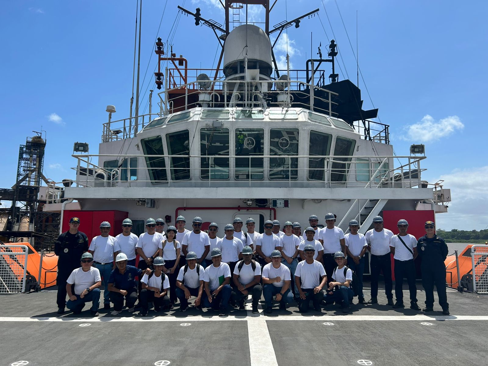 CDSA: navio hidroceanográfico Vital de Oliveira recebe a visita de alunos da Capitânia dos Portos