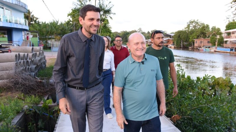 Prefeito Bala Rocha acompanha obras em passarela no Igarapé da Fortaleza