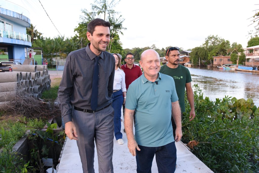 Prefeito Bala Rocha acompanha obras em passarela no Igarapé da Fortaleza