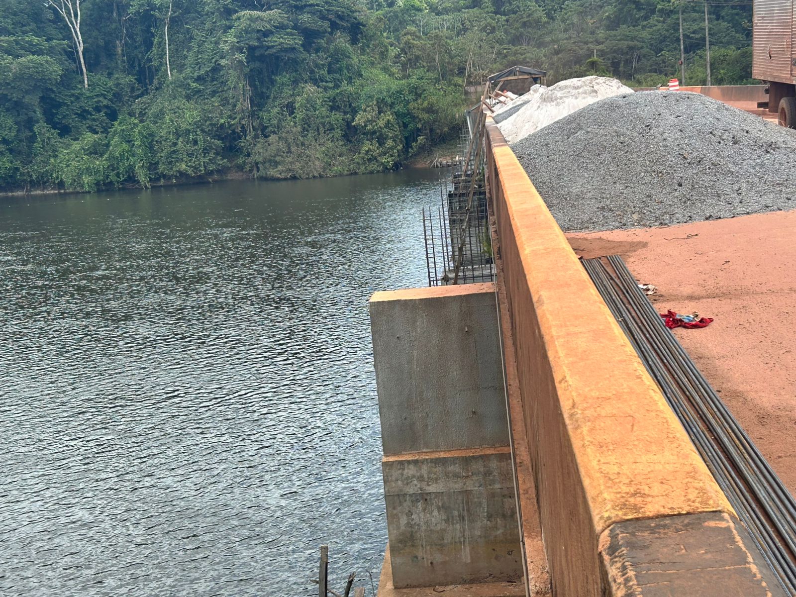 Avança a reforma e ampliação da ponte sobre o rio Amapari, em Serra do Navio