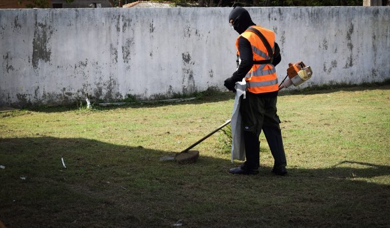 Prefeitura de Santana investe na limpeza e conservação das escolas municipais