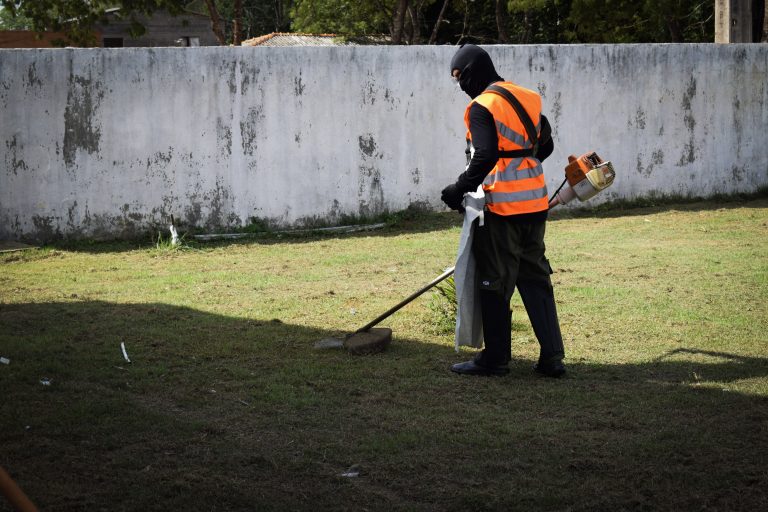 Prefeitura de Santana investe na limpeza e conservação das escolas municipais