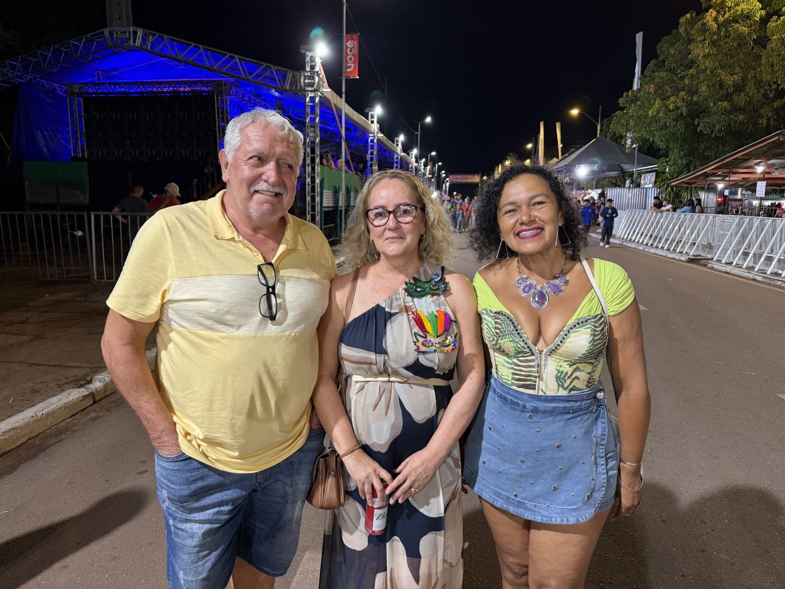 Turistas da Guiana prestigiam a 2ª noite do Carnaval de Santana 2026