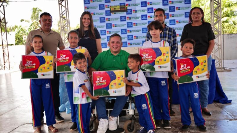 Prefeitura de Pedra Branca entrega 1.800 kits escolares para alunos da rede municipal