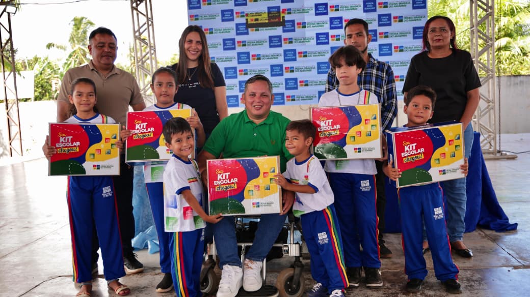Prefeitura de Pedra Branca entrega 1.800 kits escolares para alunos da rede municipal