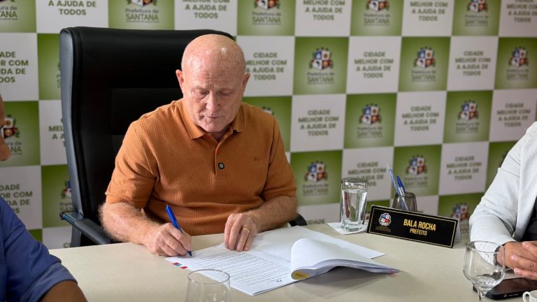 Prefeitura de Santana sanciona lei que garante auxílio de R$ 9.900 por família atingida pelo incêndio no Ambrósio