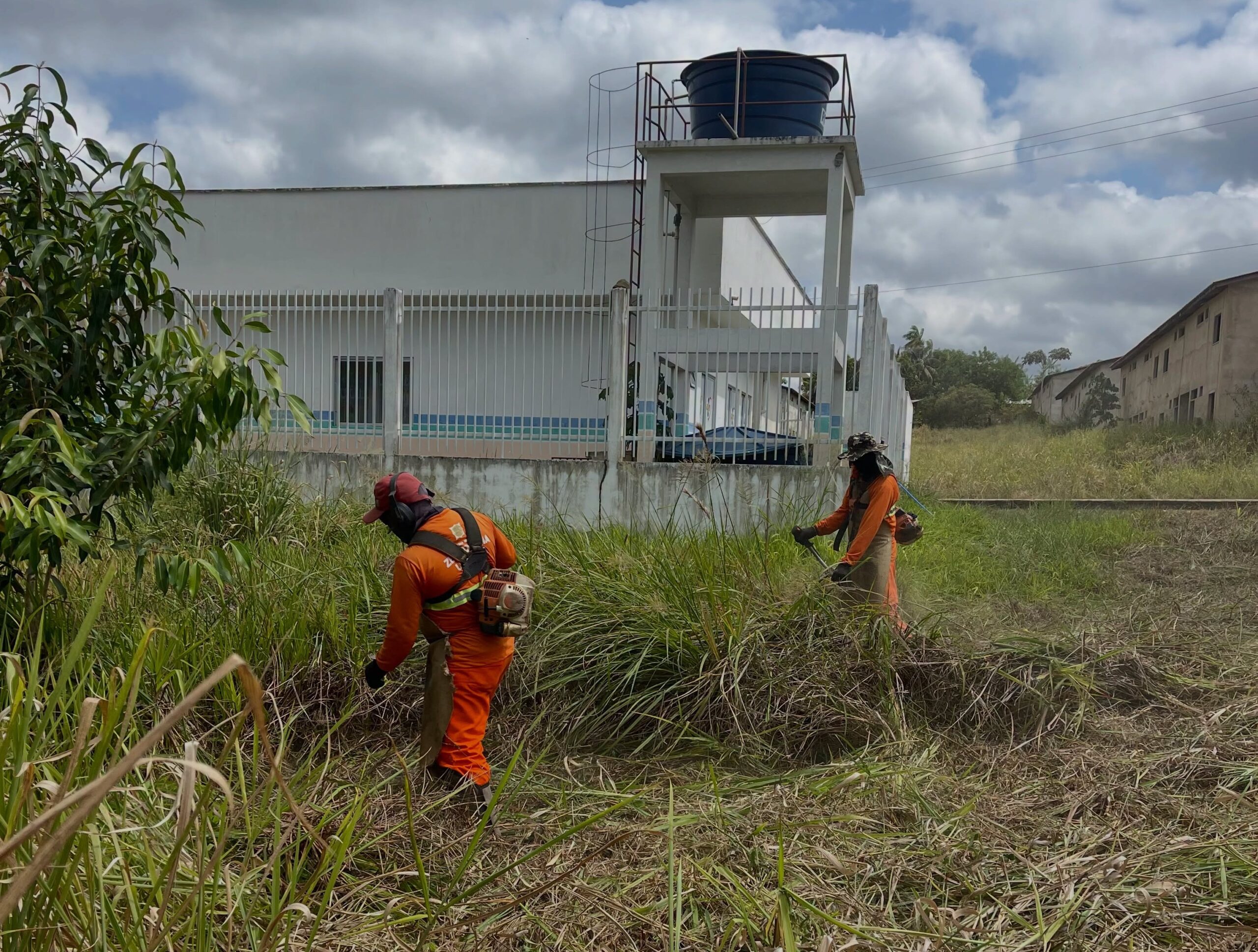 Prefeitura de Laranjal do Jari, intensifica serviço de limpeza em pontos de grande circulação de pessoas